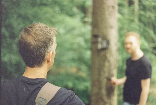 Placing a cameratrap on a tree